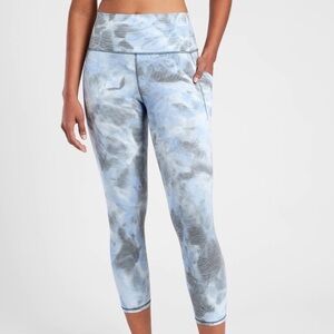 ATHLETA Salutation Stash Pocket II Textured Capri Size Medium